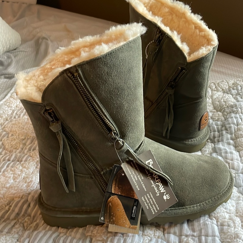 Bear paw brand new still with tag size 9 boots, sheep fur